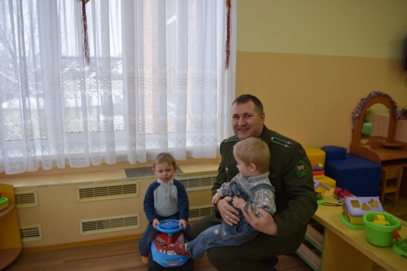 Гомельские пограничники поздравили детей с Новым годом