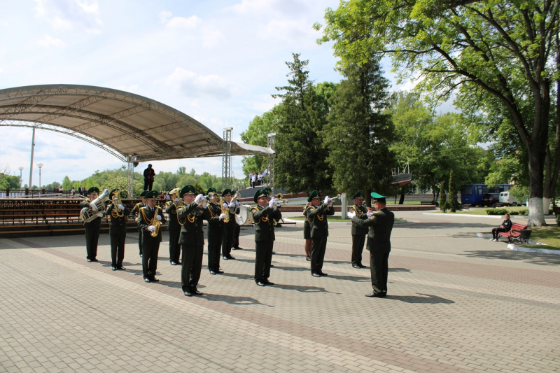 Пинские пограничники организовали праздничные мероприятия для горожан