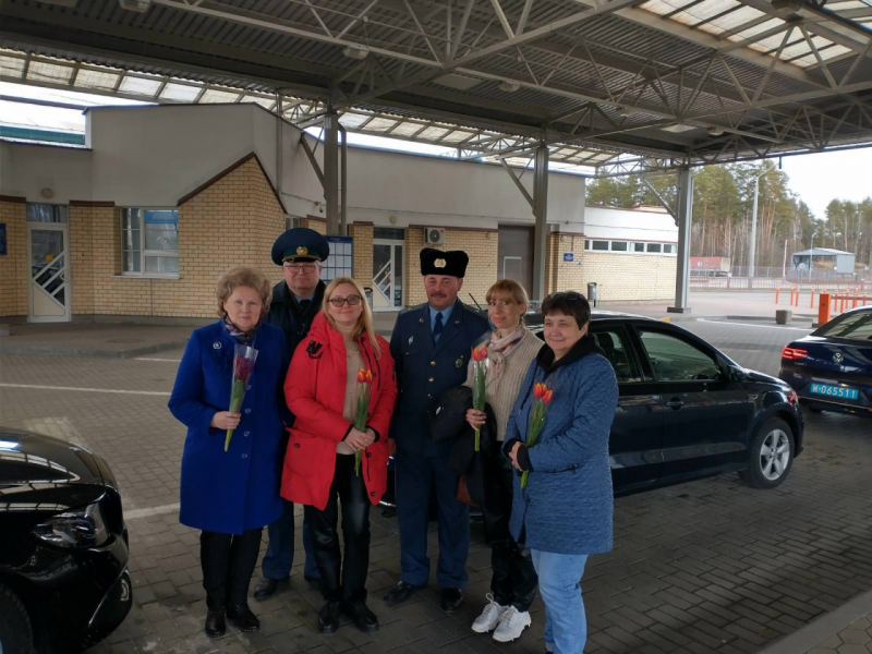 Гродненские таможенники традиционно поздравили женщин на границе