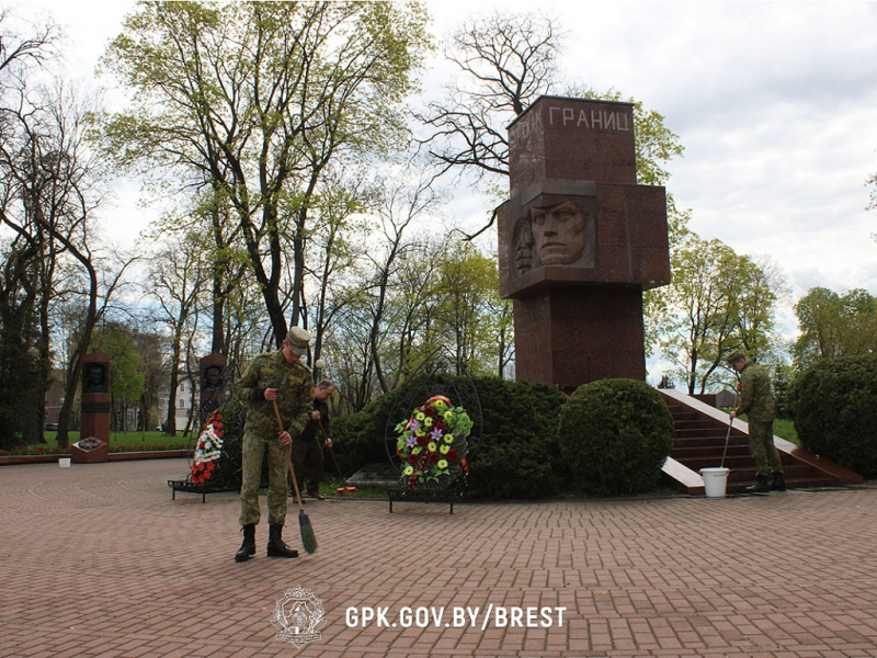 Брестские пограничники присоединились к республиканскому субботнику
