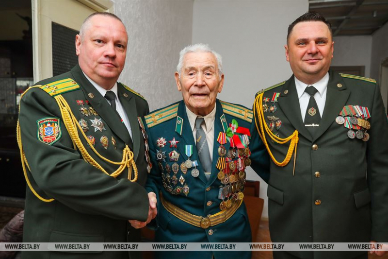 Представители Брестской Краснознаменной пограничной группы поздравили ветерана ВОВ с Днем Победы