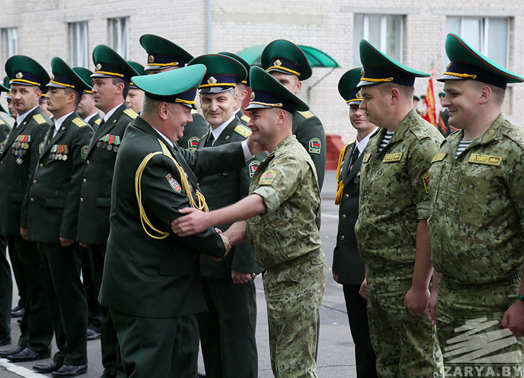ритуал прощания начальника группы полковника Игоря Гутника с Боевым Знаменем части