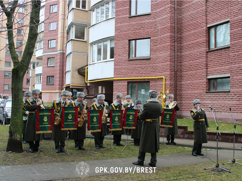 Брестские пограничники с оркестром поздравили ветерана с 98-летием