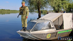 Старший мичман погранзаставы «Наровля» Василий Козлов...