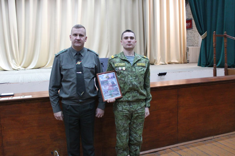 На страже — пограничник и верный четвероногий помощник