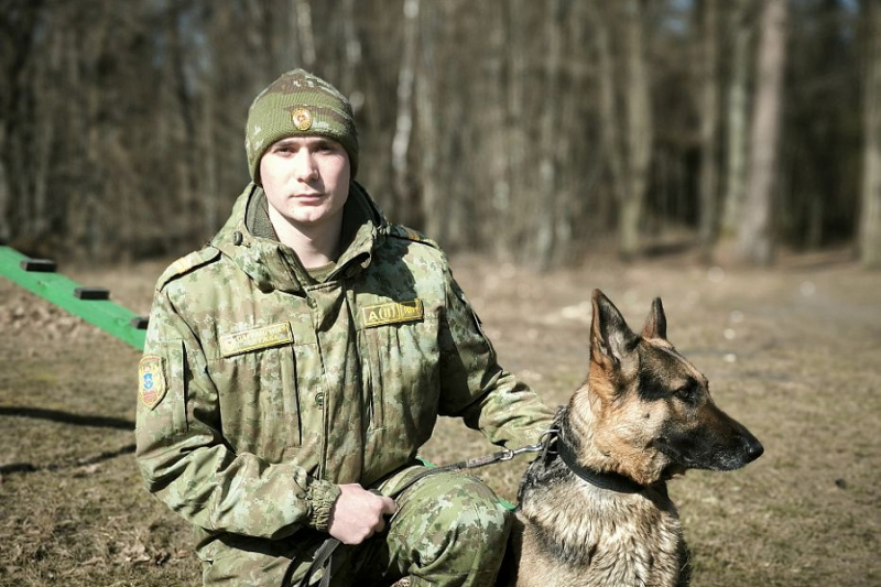 На страже — пограничник и верный четвероногий помощник