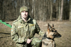 На страже — пограничник и верный четвероногий помощник