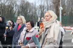В Бресте въезжающих в Беларусь женщин поздравили пограничники