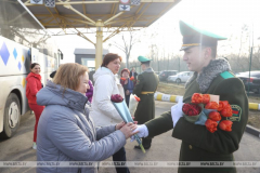 В Бресте въезжающих в Беларусь женщин поздравили пограничники