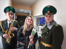 В Пинском пограничном отряде поздравили женщин с 8 Марта под звуки саксофона