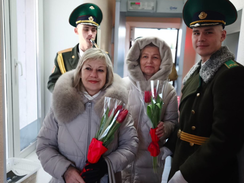 В Пинском пограничном отряде поздравили женщин с 8 Марта под звуки саксофона