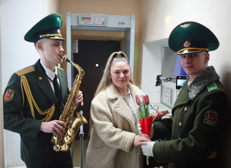 В Пинском пограничном отряде поздравили женщин с 8 Марта под звуки саксофона