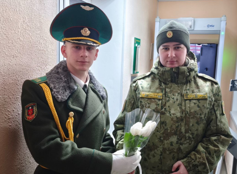 В Пинском пограничном отряде поздравили женщин с 8 Марта под звуки саксофона