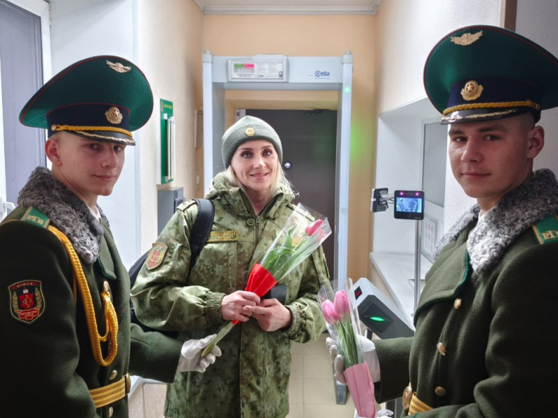 В Пинском пограничном отряде поздравили женщин с 8 Марта под звуки саксофона