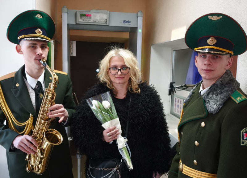 В Пинском пограничном отряде поздравили женщин с 8 Марта под звуки саксофона