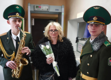 В Пинском пограничном отряде поздравили женщин с 8 Марта под звуки саксофона