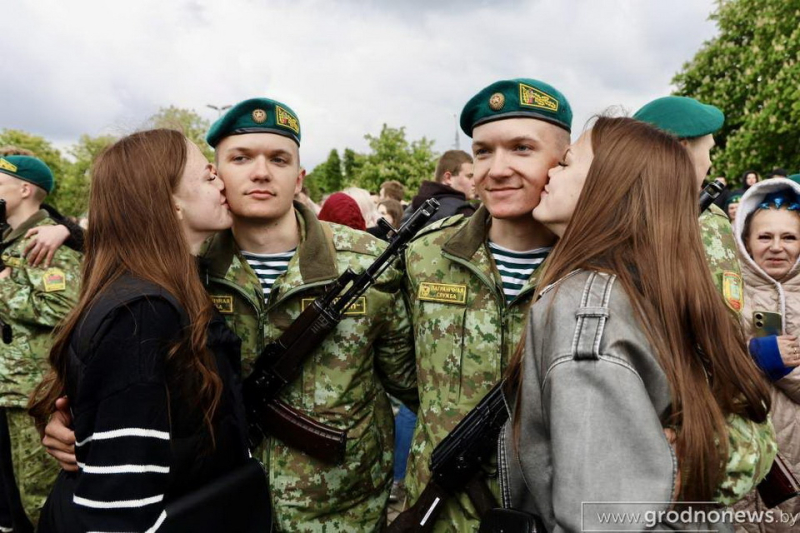 в Берестовицком районе служат Андрей и Александр Михайловы, а также Виталий и Евгений Генюши – две уникальные пары братьев-близн
