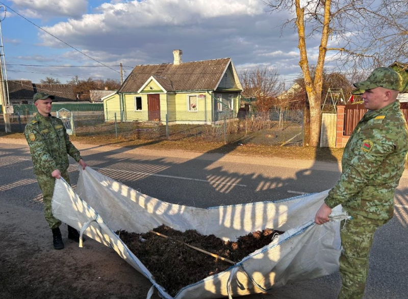 В канун Светлой Пасхи слушатели Института пограничной службы навели порядок у храма в Вороново
