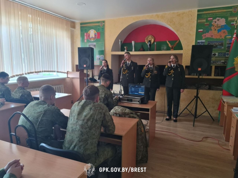 Музвка на границе: оркестр выступил для пограничников на заставах "Токари" и "Огородники""