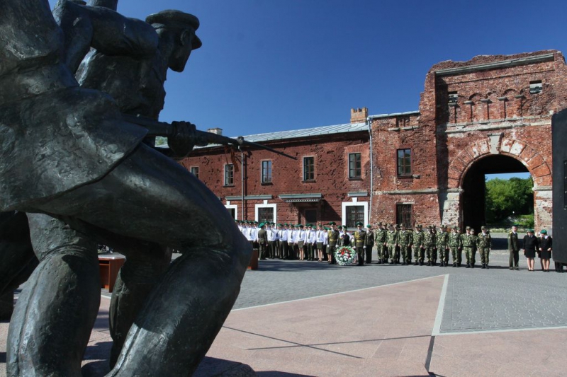 Выпуск младших офицеров 05.06.2015  Центр подготовки специалистов пограничного контроля "Института пограничной службы"(г.Брест)