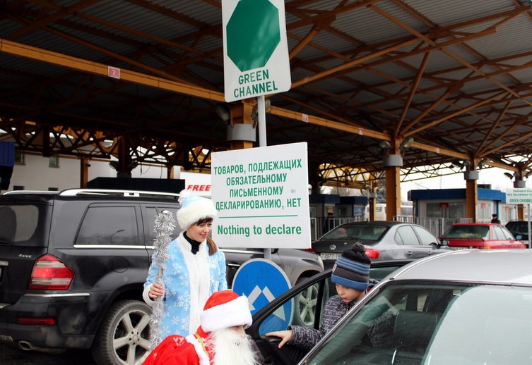 Новогодние персонажи помогали гражданам на белорусско-польской границе пройти таможенный контроль и своевременно успеть домой к