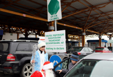 Новогодние персонажи помогали гражданам на белорусско-польской границе пройти таможенный контроль и своевременно успеть домой к