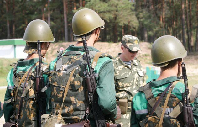 Будущие офицеры-пограничники проходят курс молодого бойца...