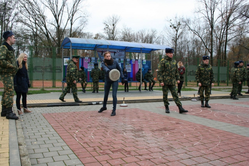Воскресенье...ноябрь 2017... Центр подготовки специалистов пограничного контроля...сыграли в айсшток в городском парке...