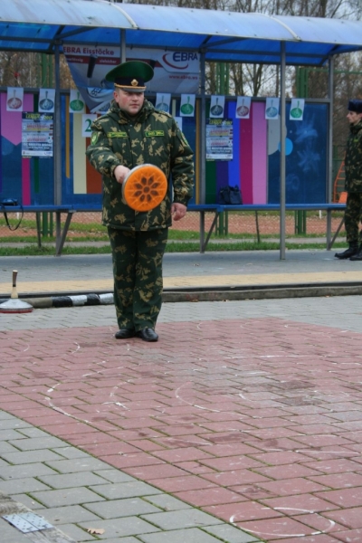Воскресенье...ноябрь 2017... Центр подготовки специалистов пограничного контроля...сыграли в айсшток в городском парке...