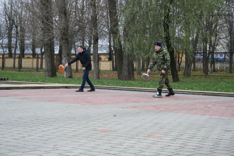 Воскресенье...ноябрь 2017... Центр подготовки специалистов пограничного контроля...сыграли в айсшток в городском парке...
