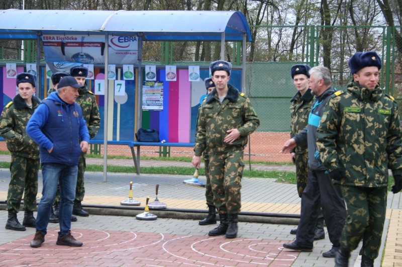 Воскресенье...ноябрь 2017... Центр подготовки специалистов пограничного контроля...сыграли в айсшток в городском парке...